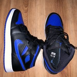 Air Jordan 1 Mid Big Kids' Shoe
